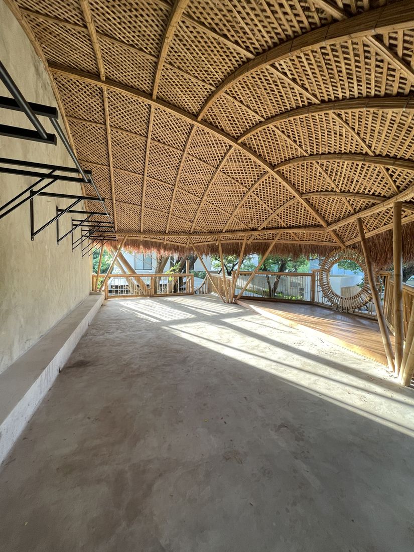 El gimnasio de yoga y calistenia, con techo de bambú.