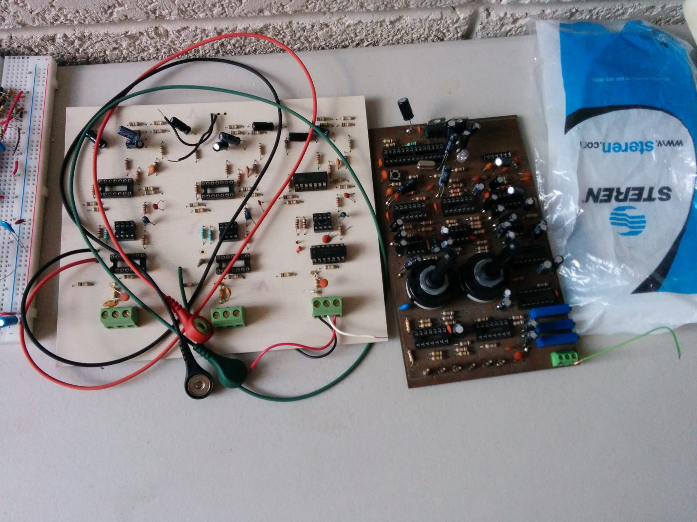 Los primeros prototipos: del protoboard a una placa hecha a mano.