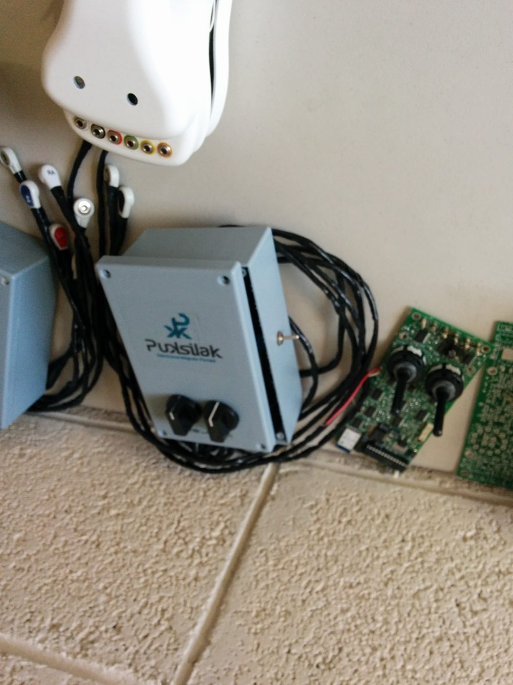 El equipo con la marca Pulsilak y sus cables de electrodos.