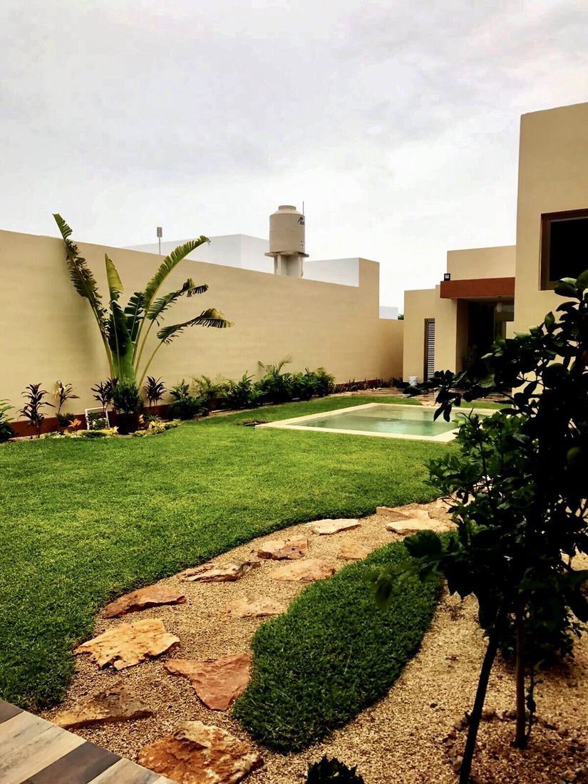 Jardín y alberca.